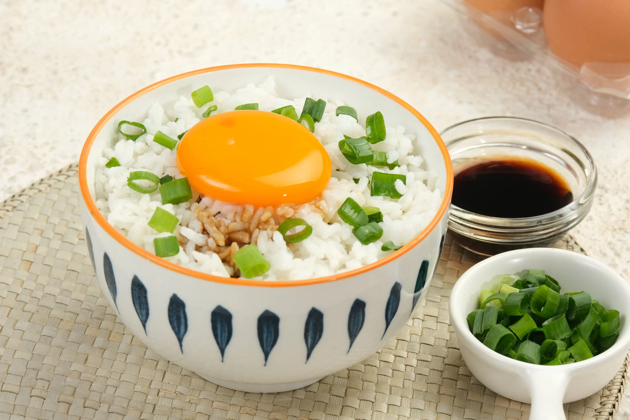 Burger so sezamovou žemľou, hovädzím mäsom, syrom, čerstvými paradajkami, cibuľou a rukolou, podávaný s jemne strúhanými hranolkami a menu v pozadí na drevenom stole.